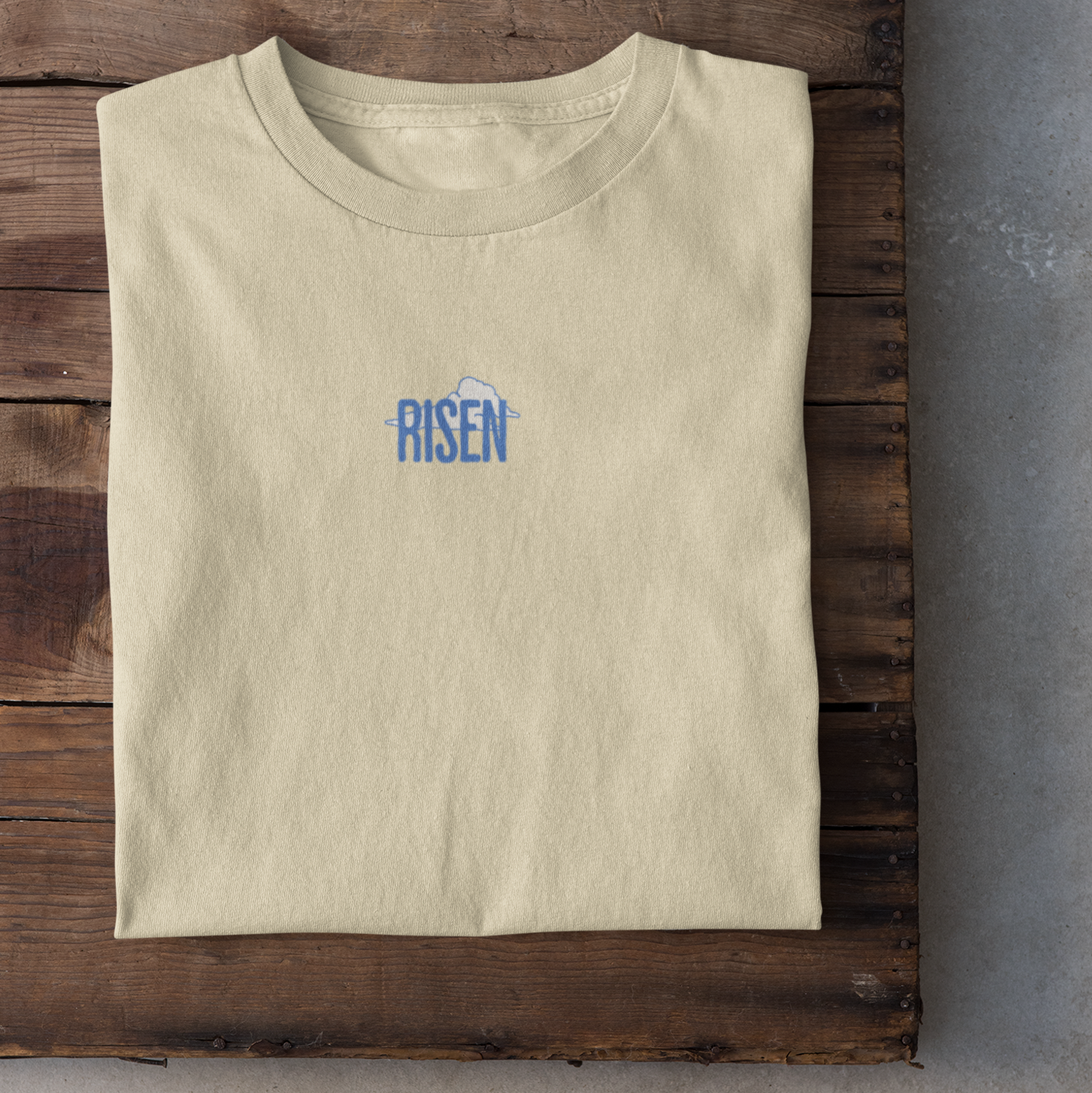 Christliches Herren T-Shirt mit Backprint & Frontlogo- He Is Risen