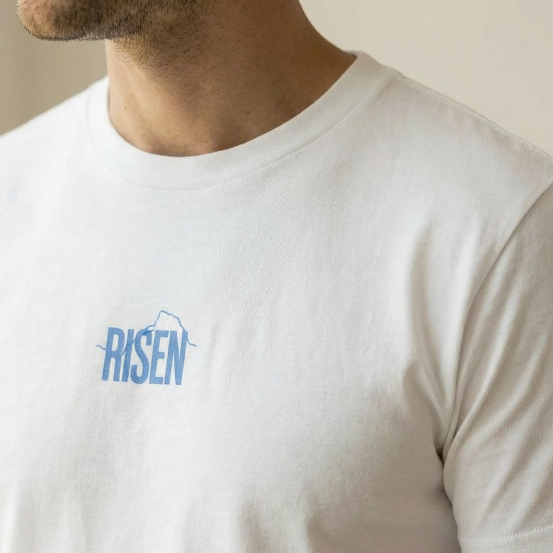 Christliches Herren T-Shirt mit Backprint & Frontlogo- He Is Risen