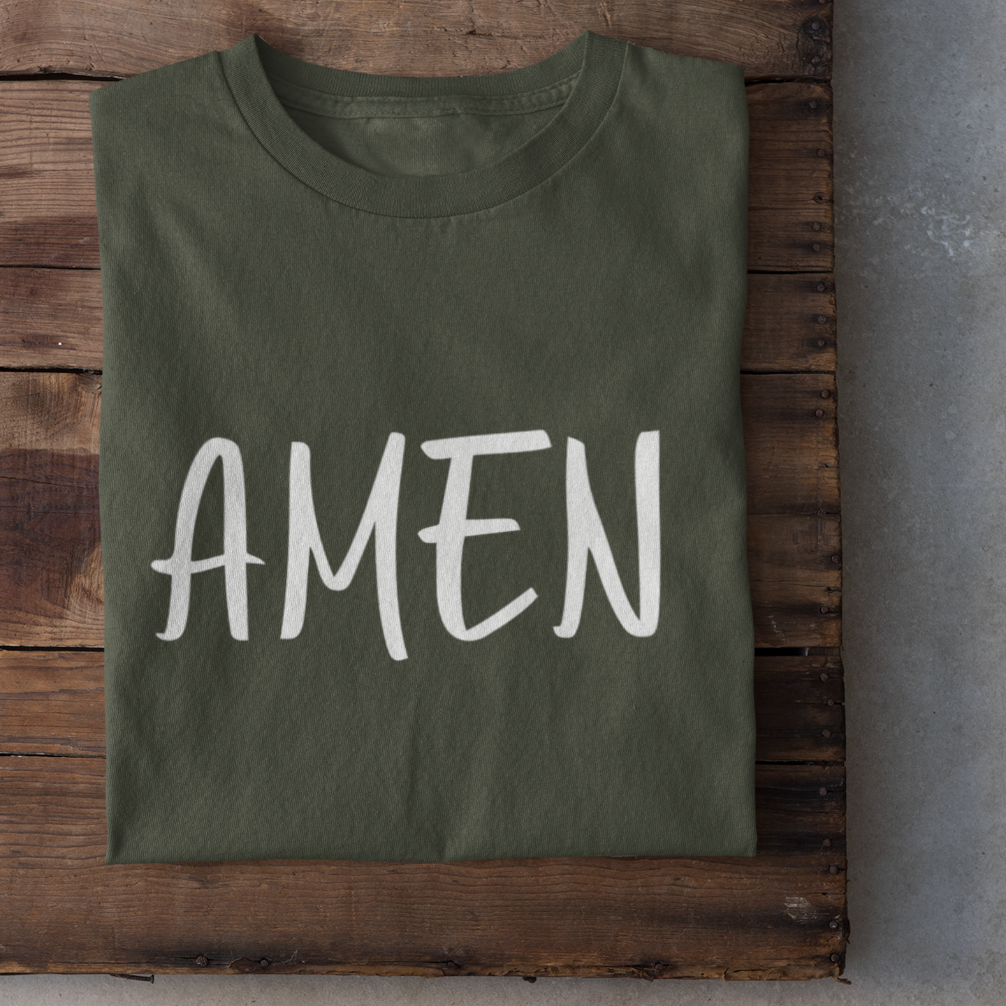 Ein kakifarbiges tshirt mit den Schriftzug Amen in weiß darauf