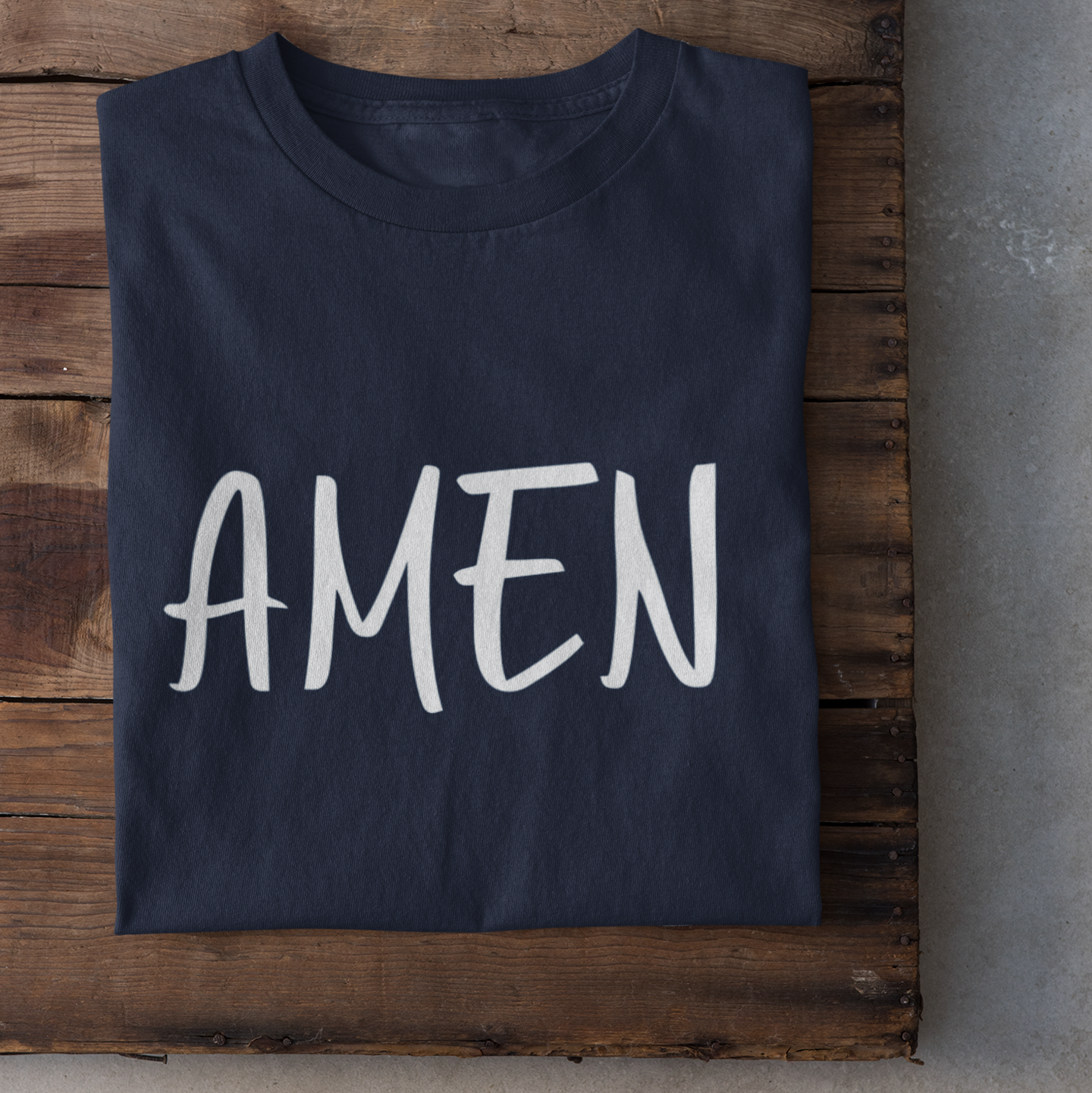 Ein navyfarbiges tshirt mit den Schriftzug Amen in weiß darauf