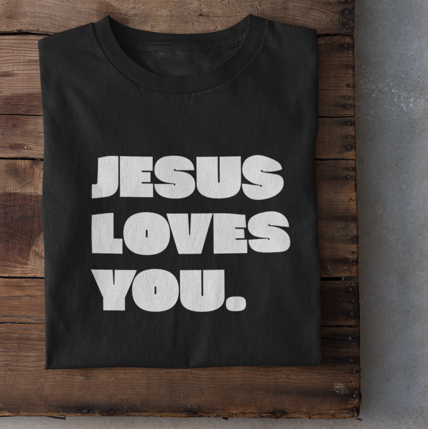 Ein schwarzes tshirt mit den Schriftzug Jesus loves you. in weiß darauf