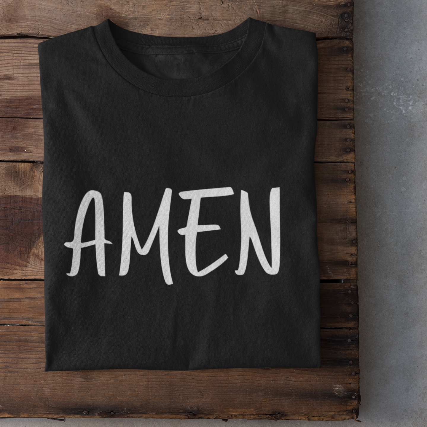 Ein schwarzes tshirt mit den Schriftzug Amen in weiß darauf