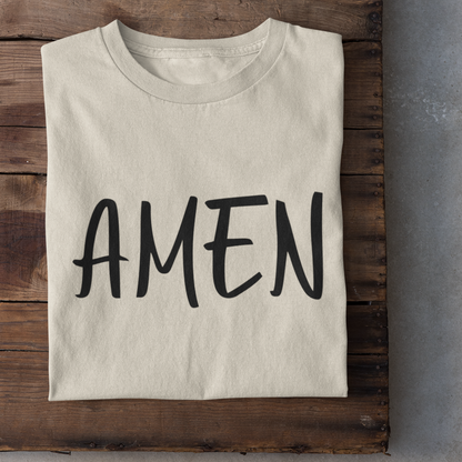 Ein sandfarbiges tshirt mit den Schriftzug Amen in schwarz darauf