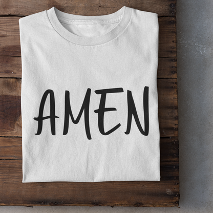 Ein weißes tshirt mit den Schriftzug Amen in schwrz darauf