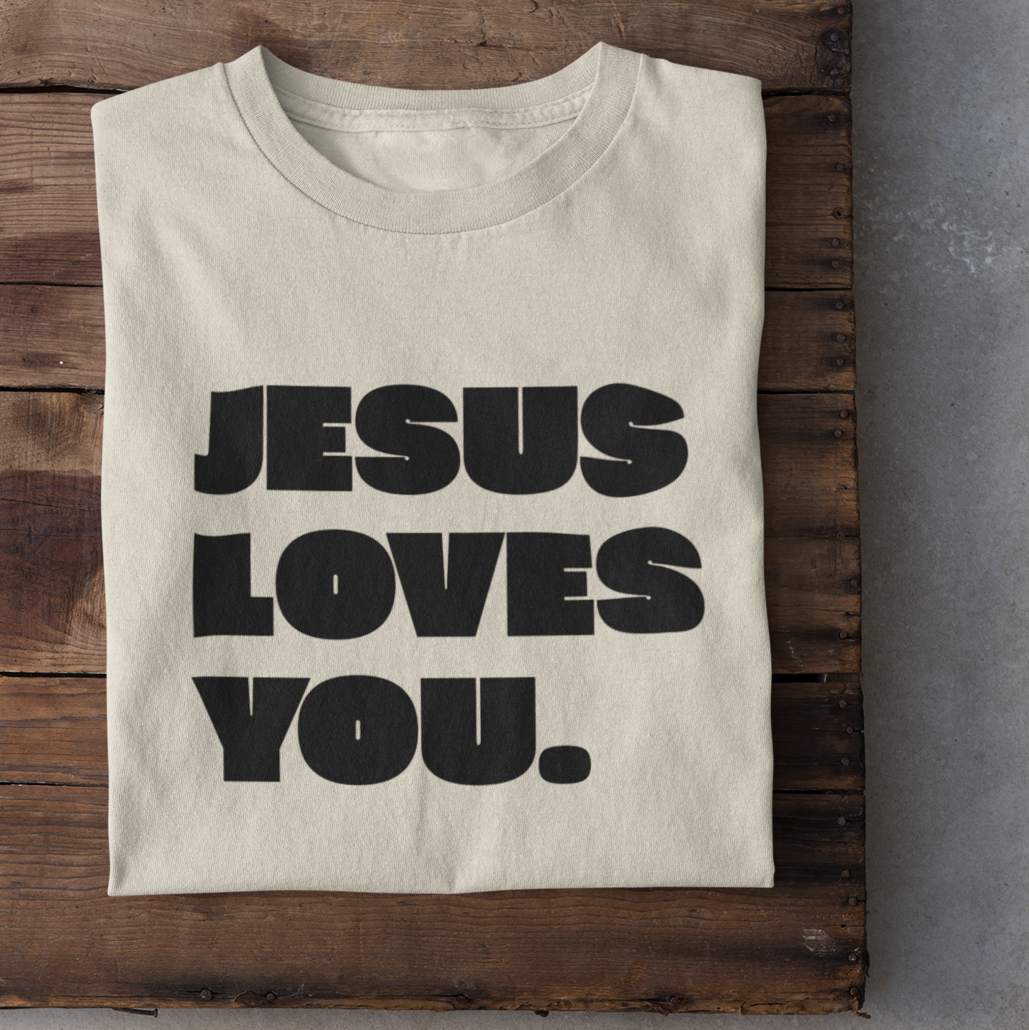 Ein weißes tshirt mit den Schriftzug Jesus loves you. in schawrz darauf