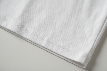 erstelle mir eine nahaufnahme von einem tshirt weiß unten am saum