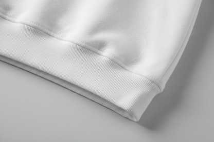 nahaufnahme von einem weißßen sweat am saumen