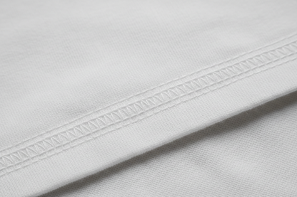 nahaufnahme von einen saumen tshirt weiß